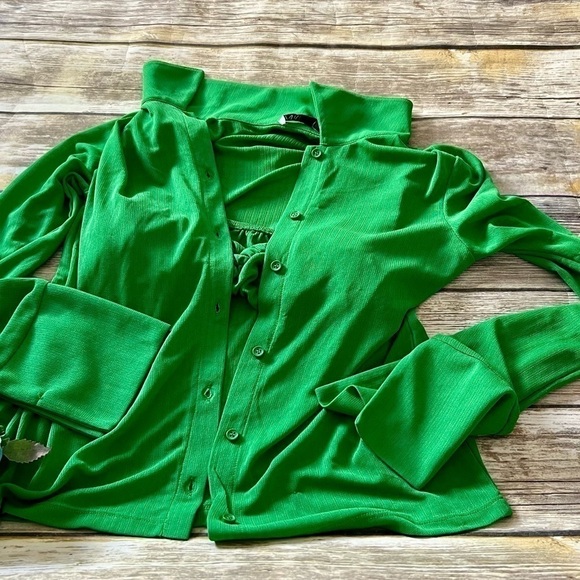 🐢NWT GRASSY GREEN SHIRT WITH INNER BRALETTE - Picture 2 of 9